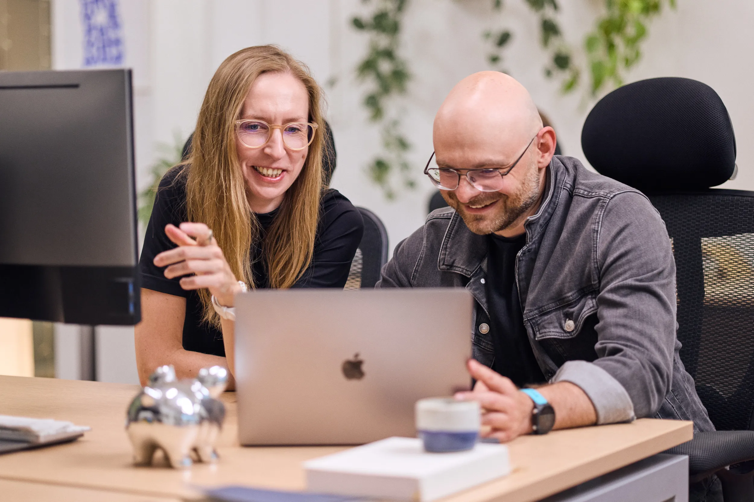 mohi.to team members working together at a shared desk